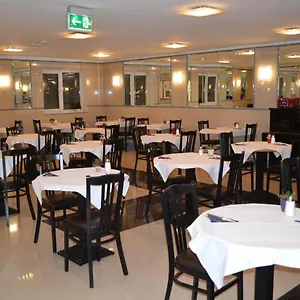 Donaustadt Kagran - At Metro U1 Hotel Vídeň